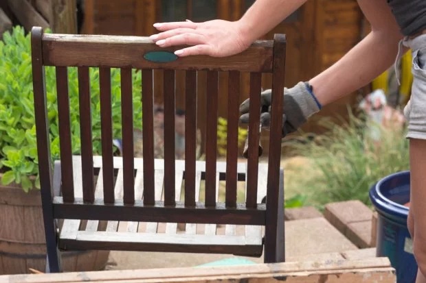 Переваги лакування деревини