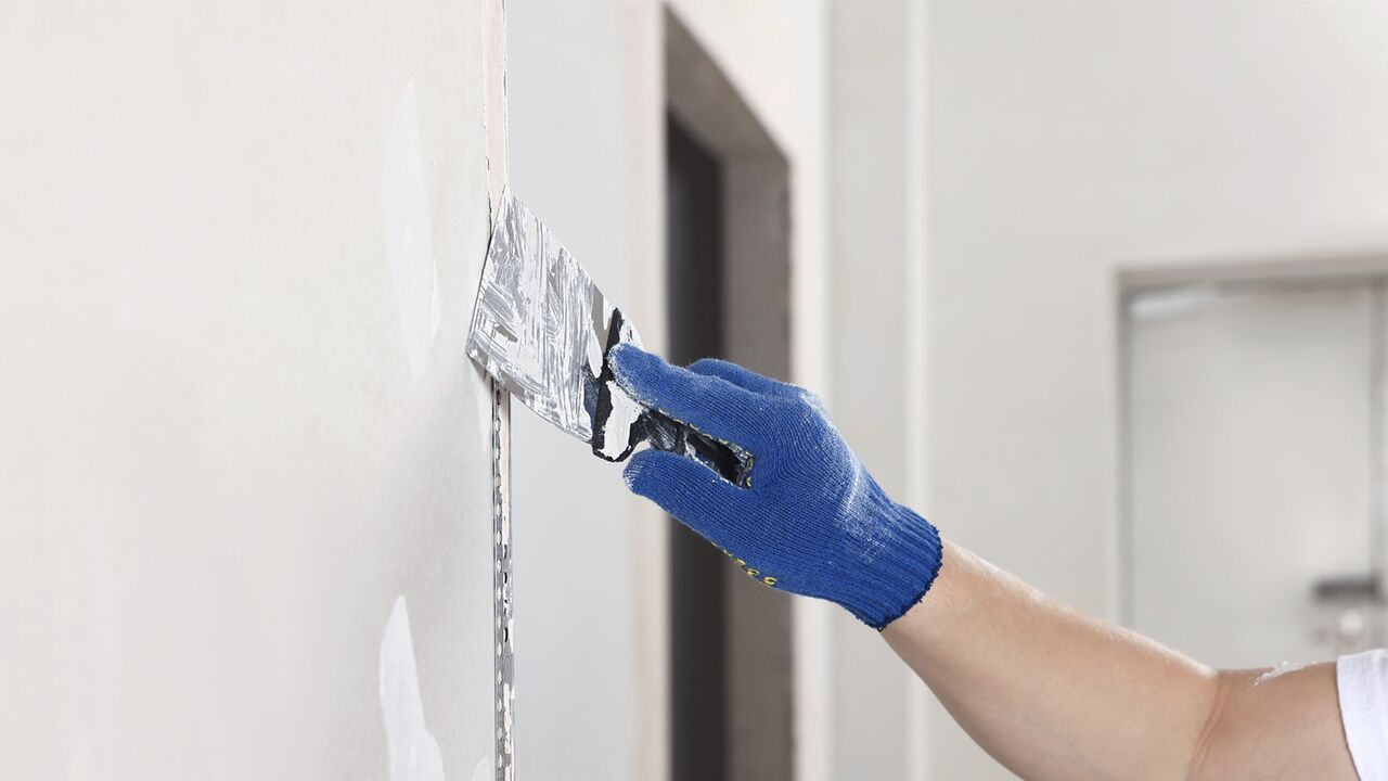 Як правильно наносити шпаклівку на стіну шпателем?