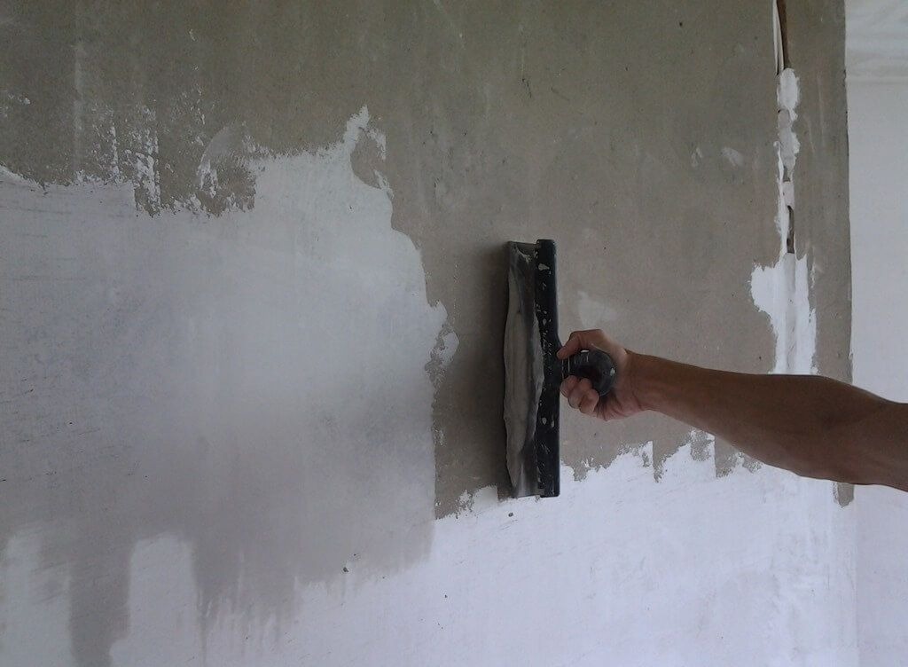 Особливості шпаклювання стін під шпалери