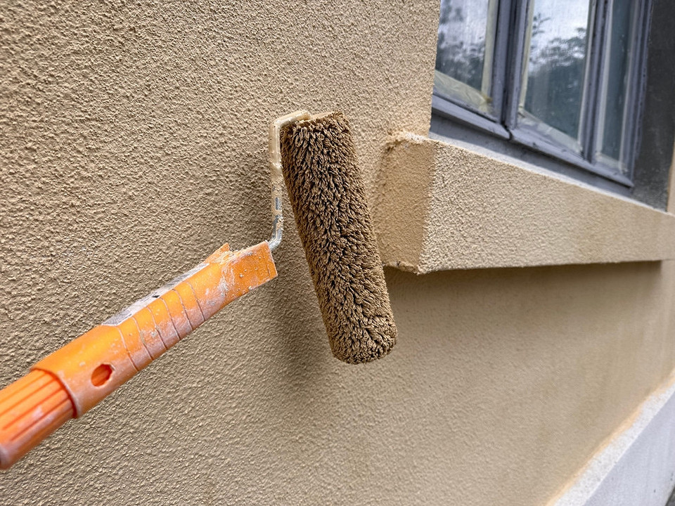 Які фасадні фарби захищають будинок від вологи та сонця?